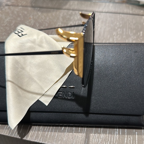 Fendi sunglases - Picture 2 of 4